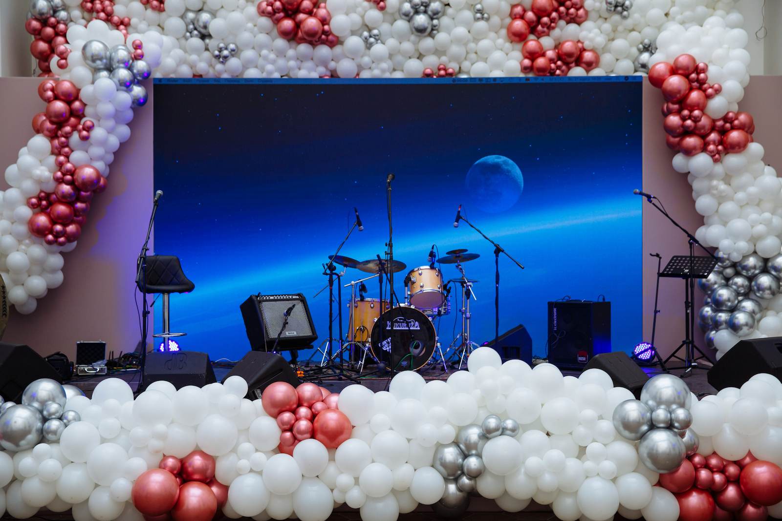 Сцена с LED экраном для выступлений и концертов